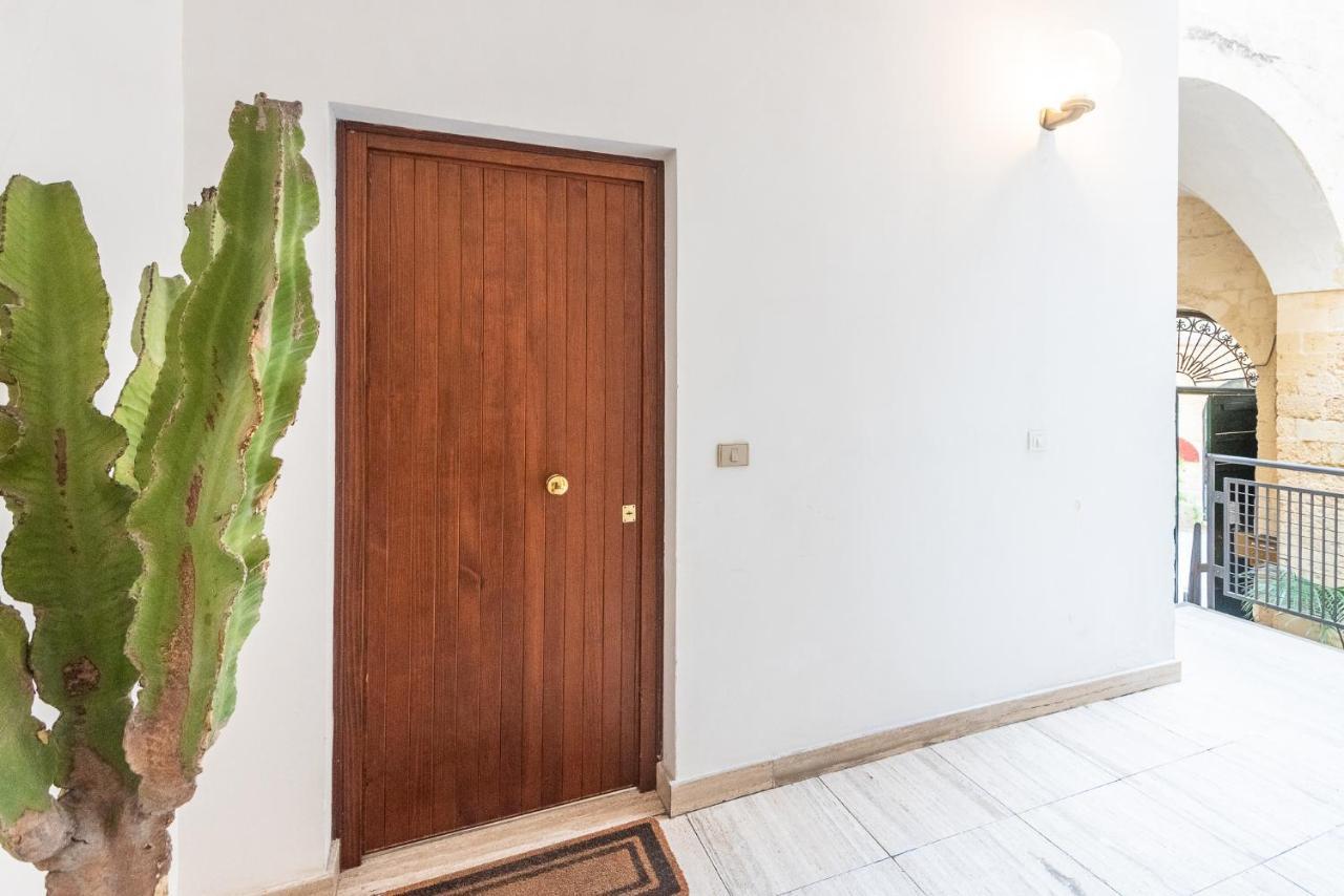 Rubichi 6 - Old Town Apartment Sit Lecce Bagian luar foto