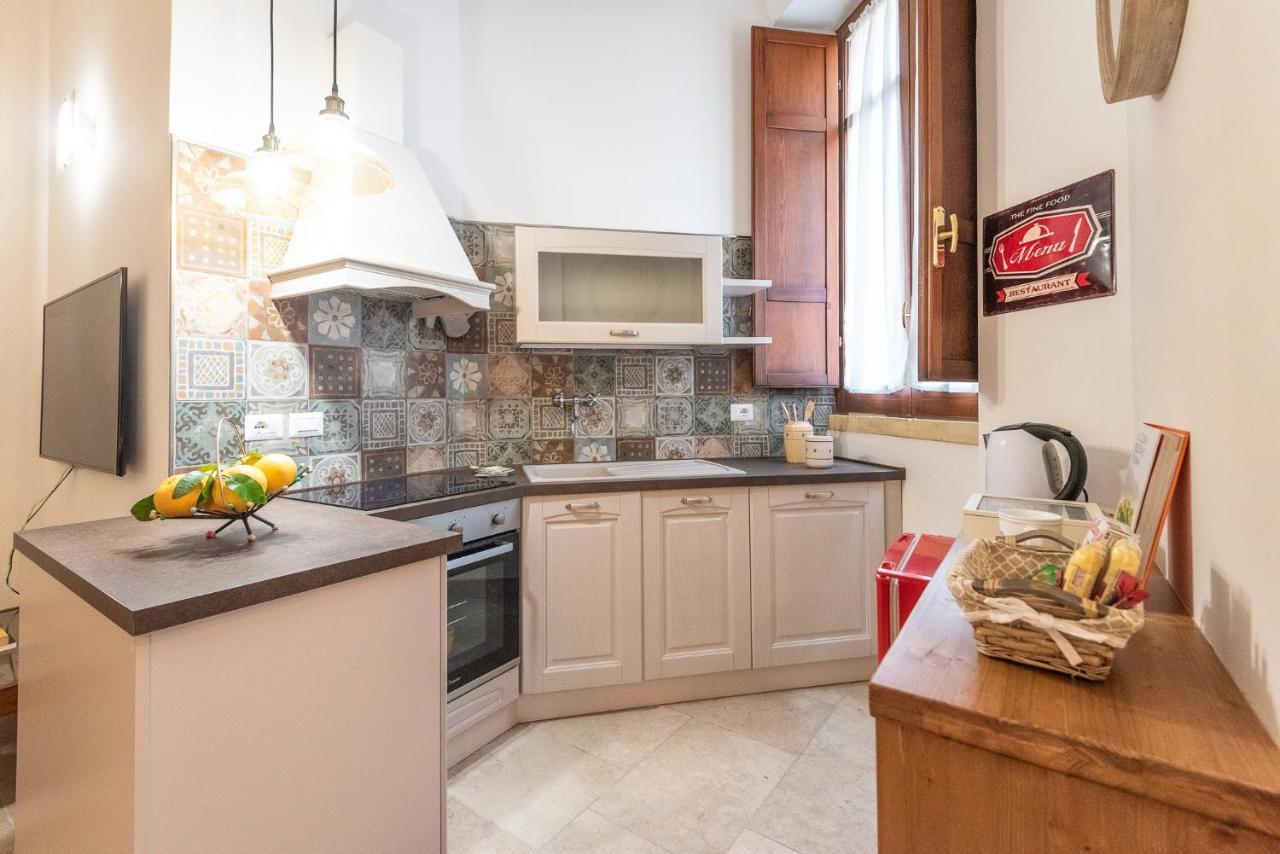 Rubichi 6 - Old Town Apartment Sit Lecce Bagian luar foto